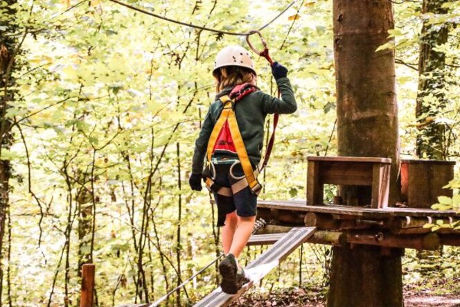 Foto eines Kindes im Kletterpark