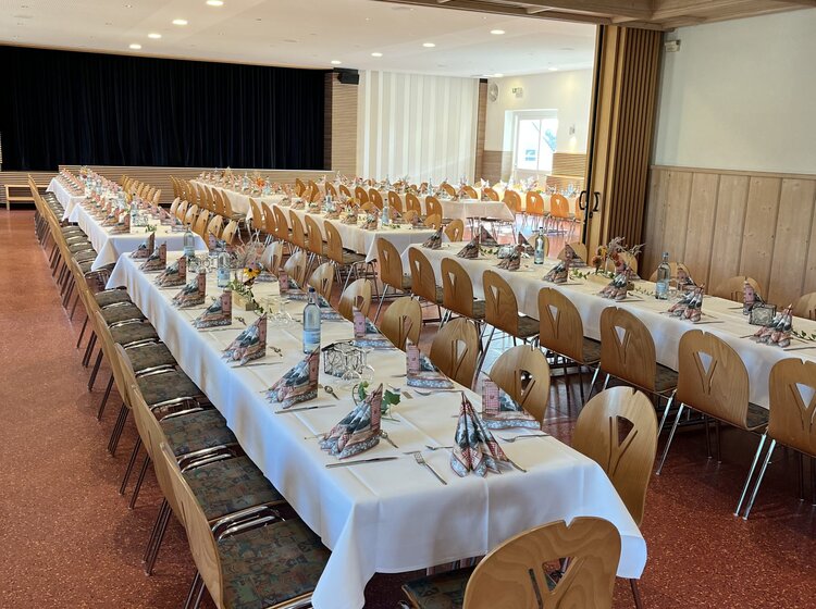 Gedeckte Tische im großen Saal Gasthaus Stern Bad Waldsee