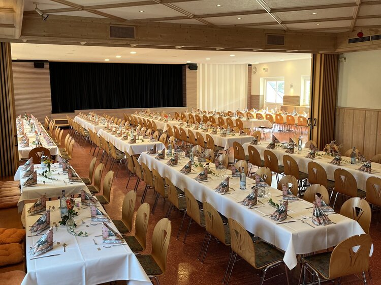 Tische im großen Saal Gasthaus Stern Bad Waldsee