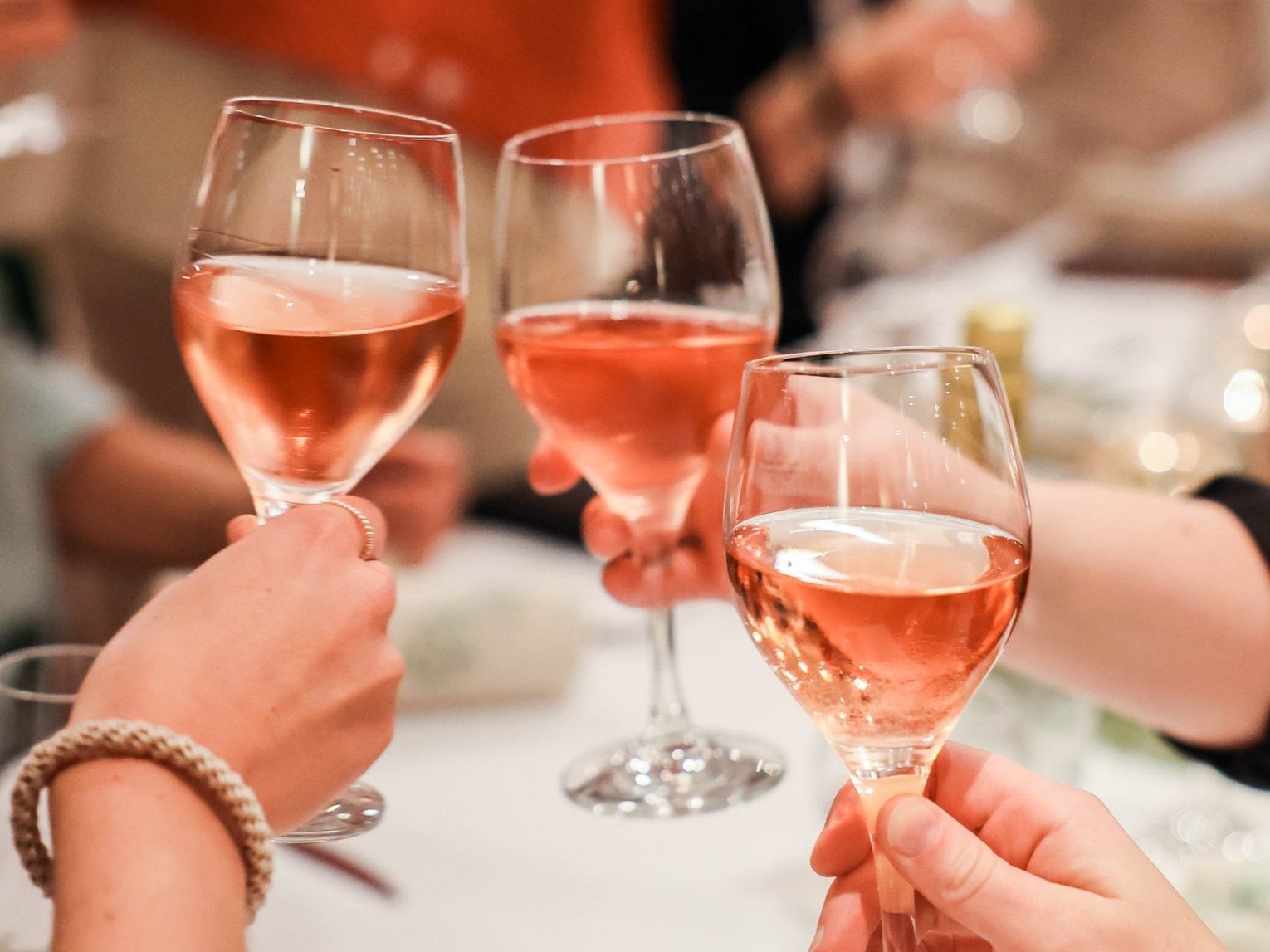 Anstoßen im Gasthaus Stern Bad Waldsee Drei Personen stoßen mit Rose gemeinsam an