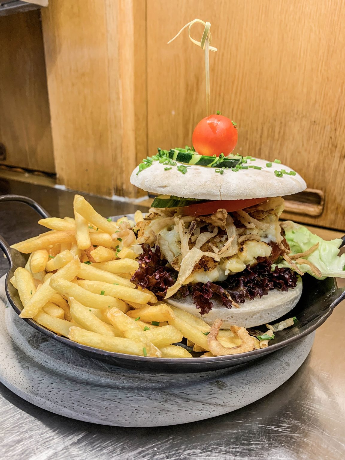 Burger mit Pommes im Gasthaus Stern Bad Waldsee